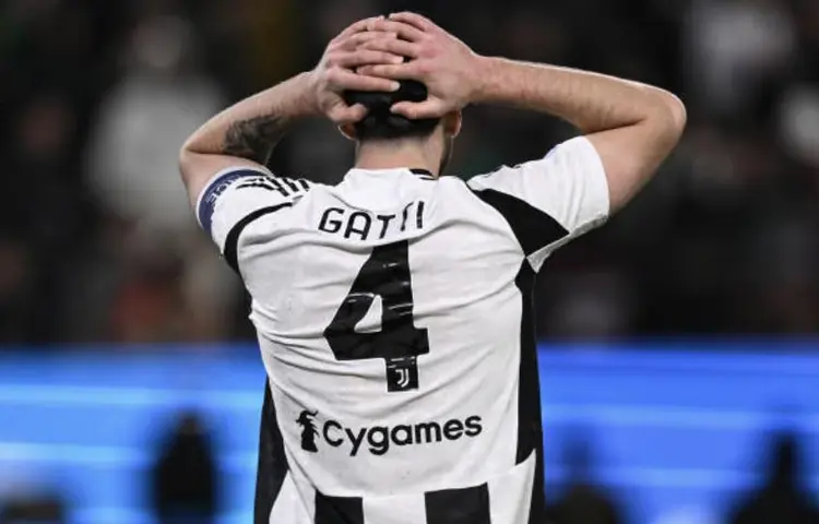 包含尤文图斯连续不败，稳居联赛前列的词条