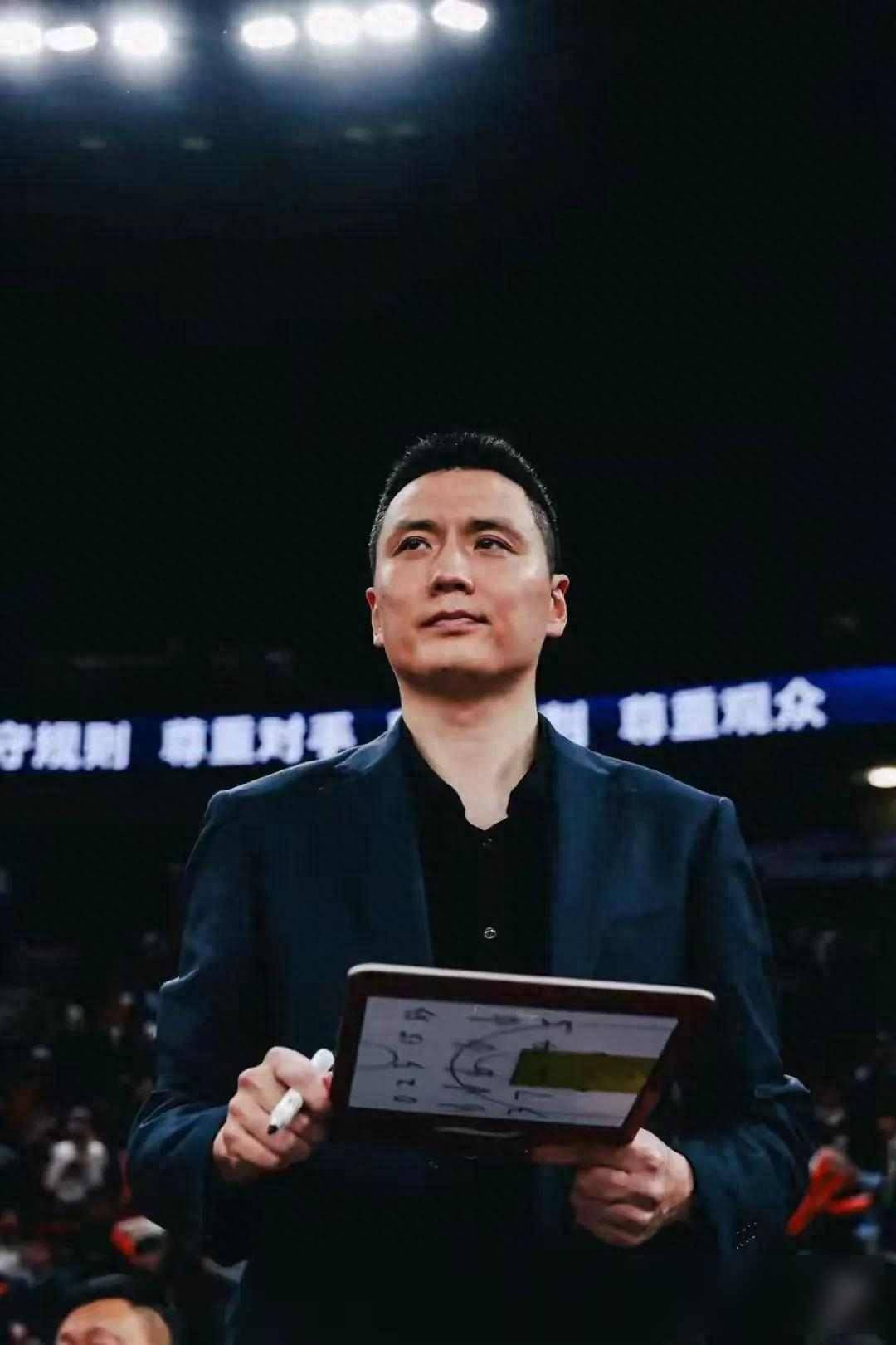 球队主帅面临巨大压力，成绩不佳惹怒球迷