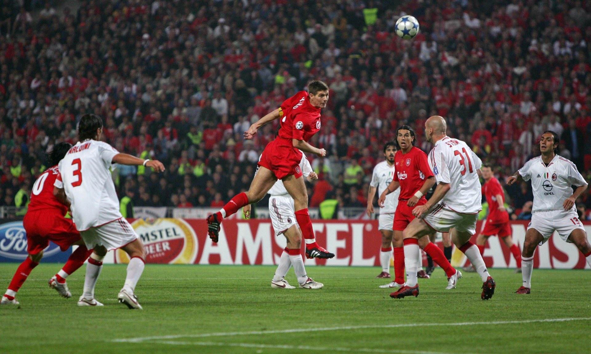 大幕拉开！足球赛场上的精彩瞬间的简单介绍