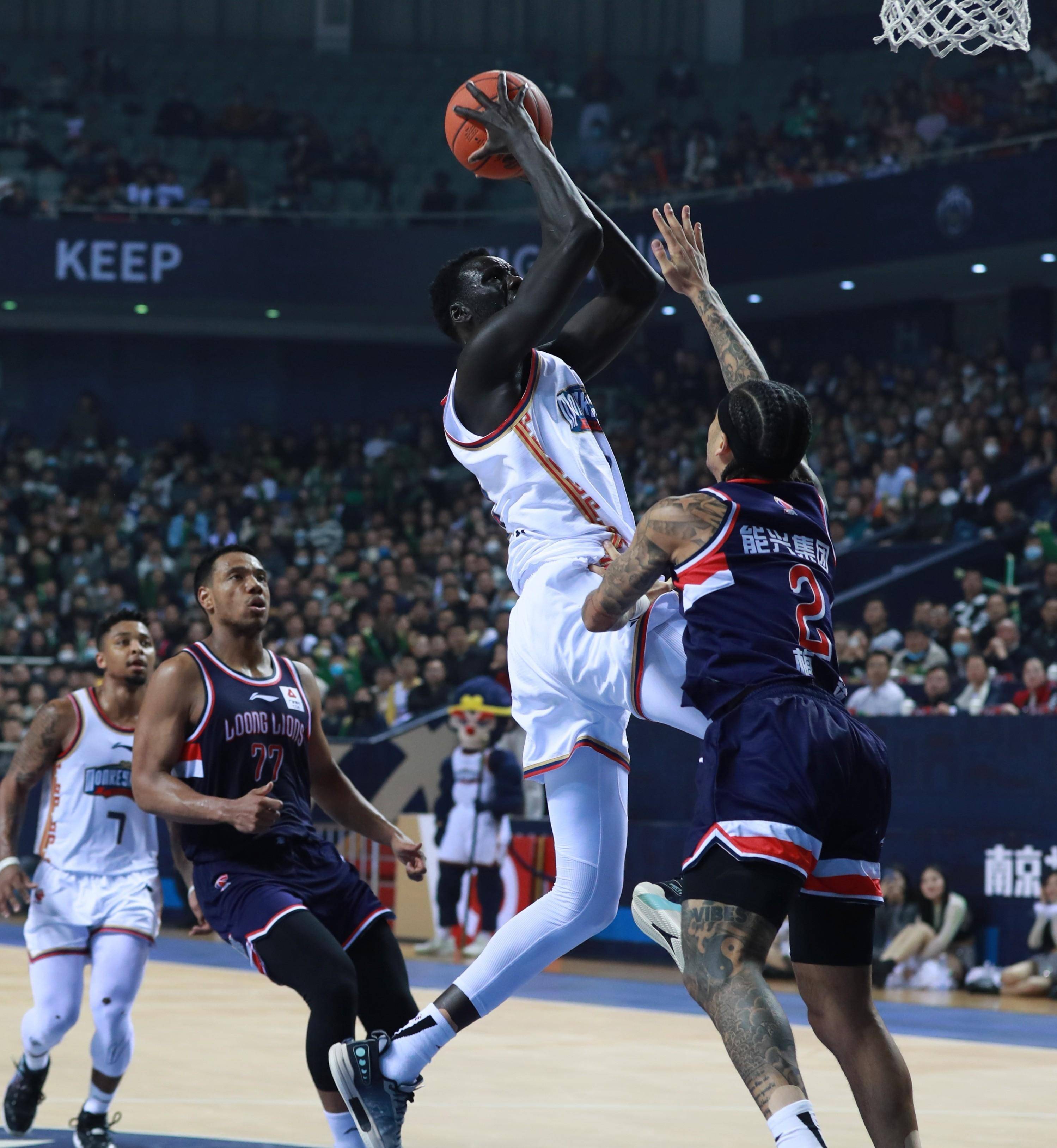 雷火电竞app-荷兰后卫因违规获罚红牌，赛场失分