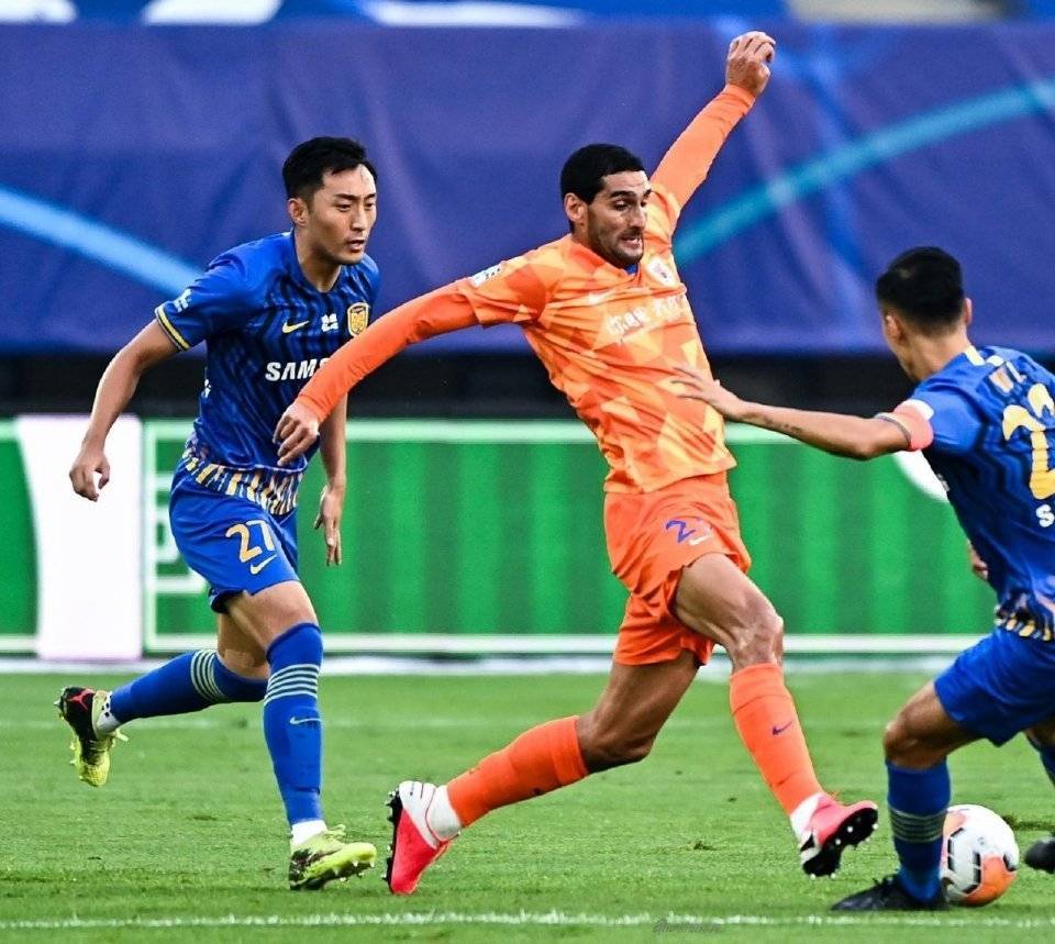 荷兰后卫因违规获罚红牌，赛场失分