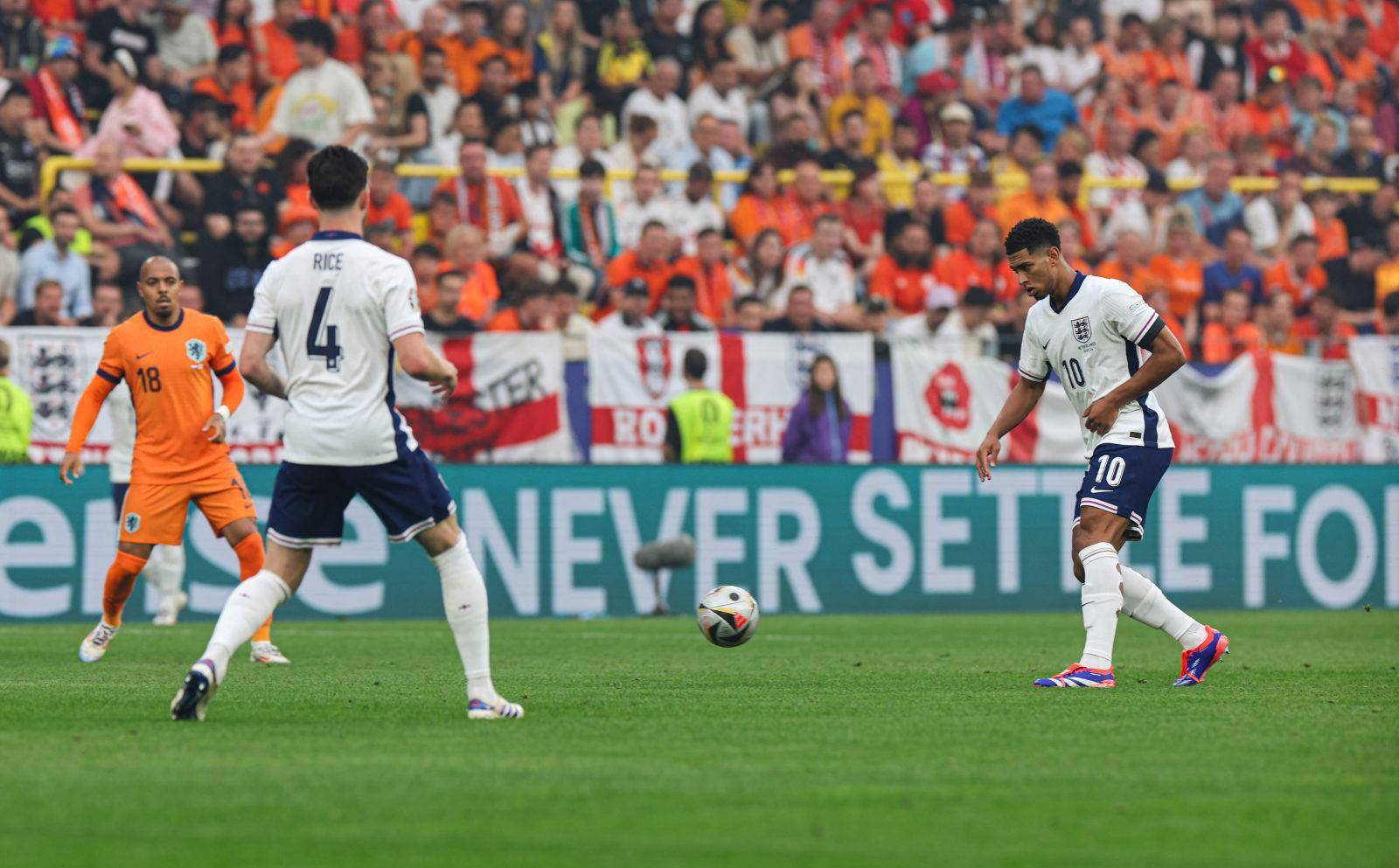 欧洲杯决赛震撼开打，巅峰对决引爆全场的简单介绍