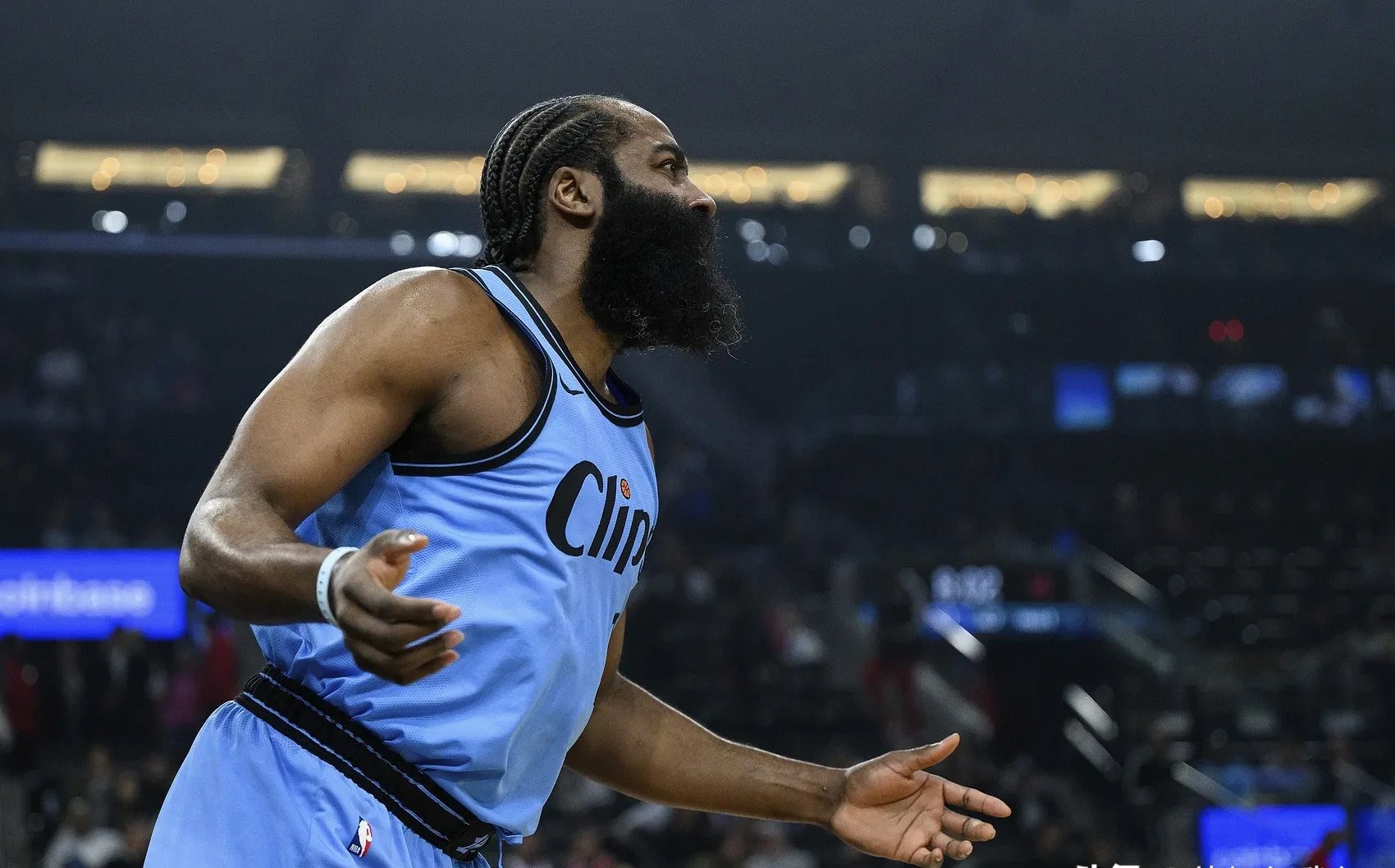 雷火电竞入驻-青岛队轻取76人，乔治刷新纪录