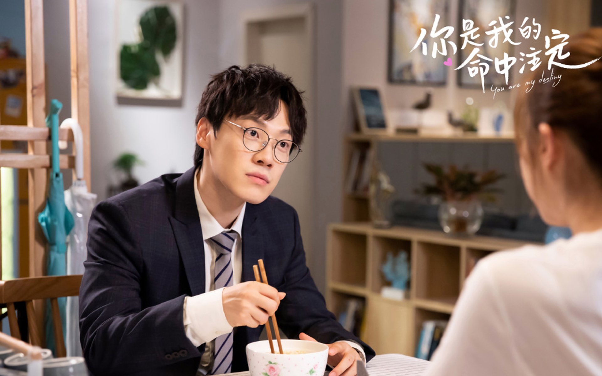 冰与焰的十字路口,当绿茵场决胜局驶入F1街道,谁在接管我们的心跳?