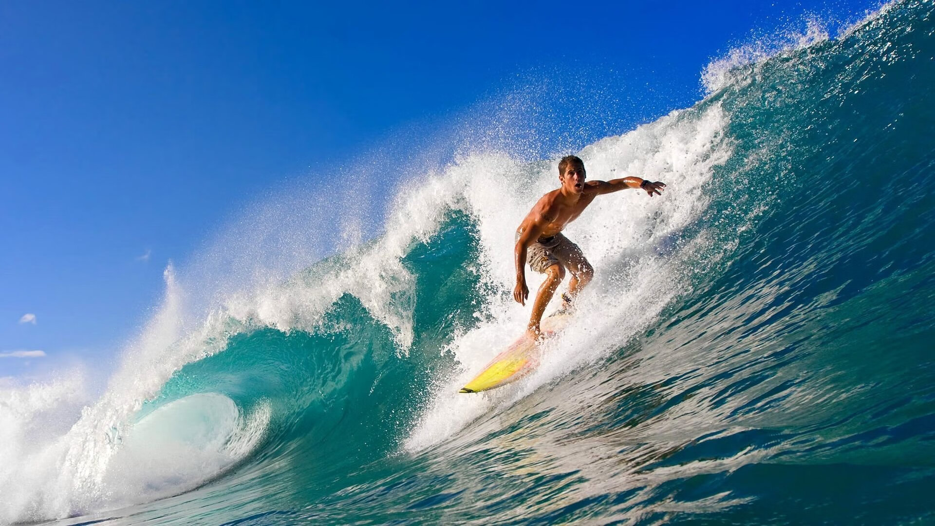 雷火电竞入驻-新王当立，F1揭幕战之夜，乔治·拉塞尔关键回合不手软